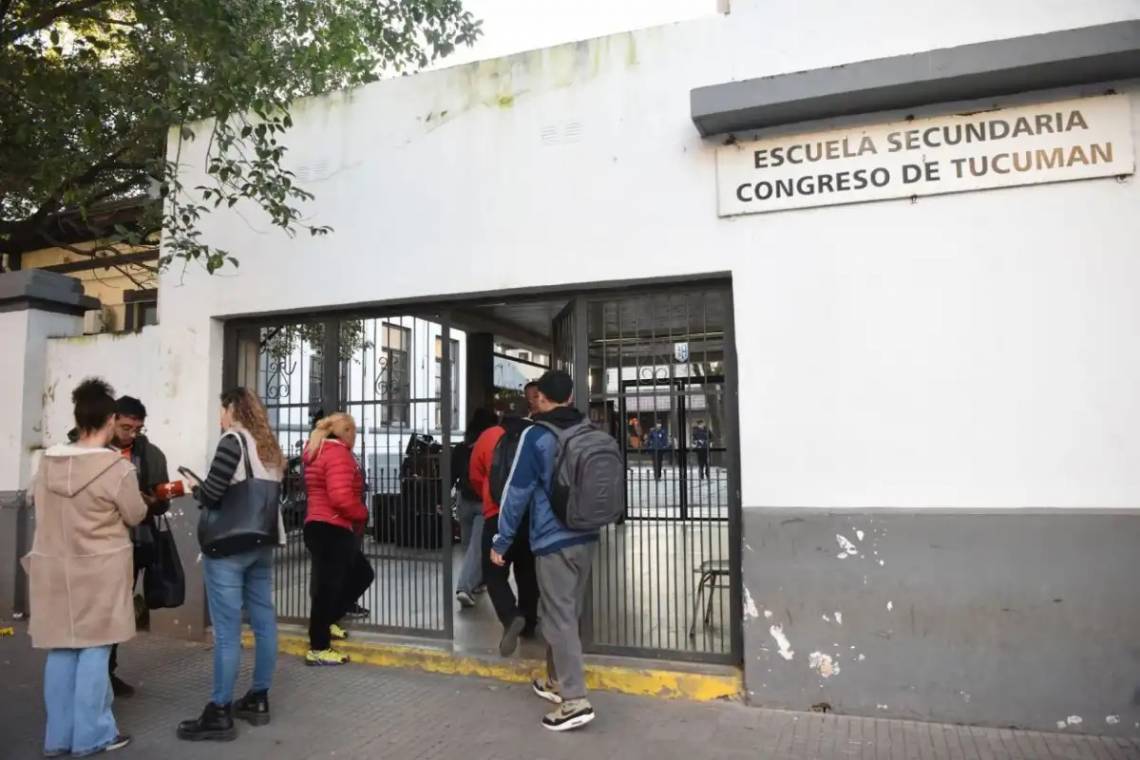 Alarma en una escuela de Tucumán: un alumno de 14 años llevó un arma y disparó en el aula