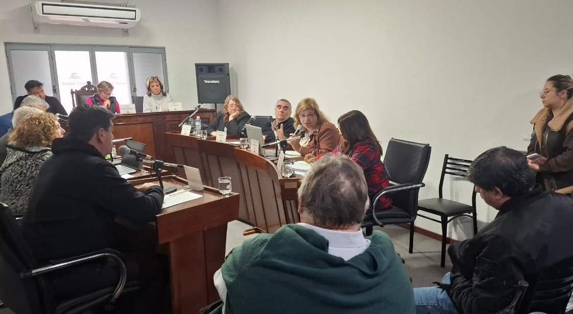 Representantes de vecinales y concejales, durante la reunión realizada este jueves en el Concejo Municipal. (Crédito: STD)