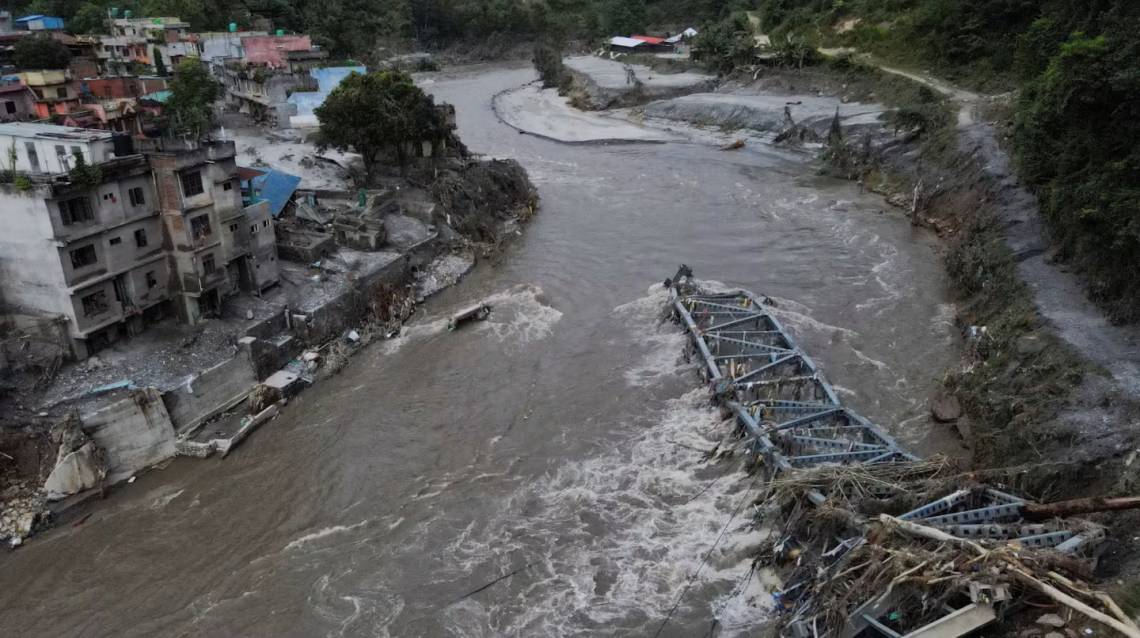 Vista aérea de un puente destruido y viviendas dañadas tras las inundaciones repentinas y el deslizamiento de tierra en Devighat, distrito de Nuwakot, Nepal, el 28 de agosto de 2026. (Foto: Reuters/Francis Mascarenhas)