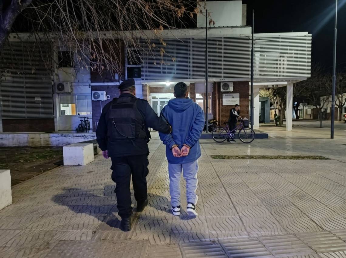 El sujeto detenido fue trasladado a la Comisaría 12da. y quedó a disposición de la justicia.