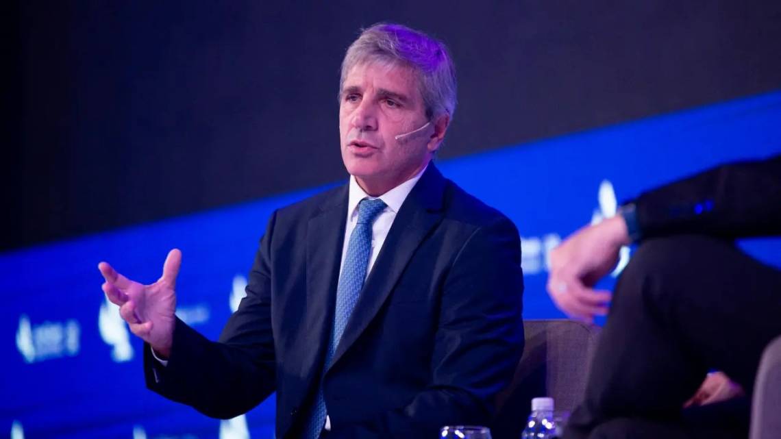 Caputo aumentó su patrimonio un 65% en 2025 y mantiene el 95% de sus ahorros fuera del país