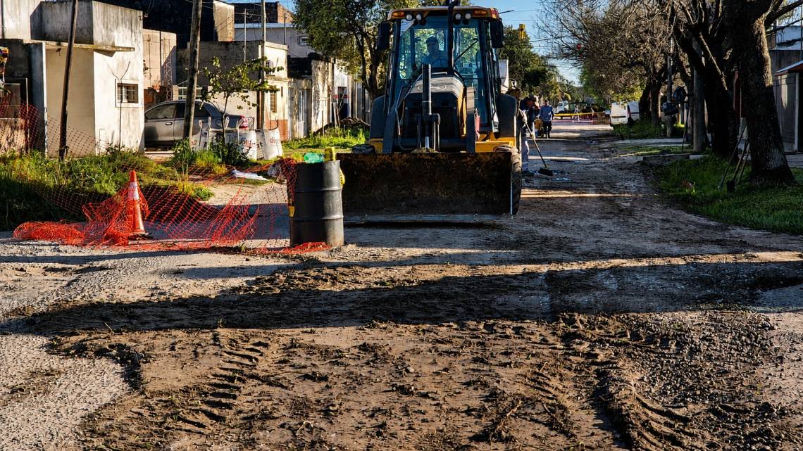 Trabajos de reparación sobre calle Azcuénaga durante la mañana de este miércoles. (Crédito: STD)