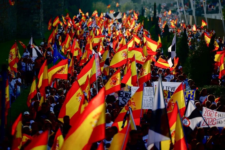 Miles de españoles se movilizaron por Ceuta mientras un informe sobre la crisis migratoria sacude al Gobierno del país ibérico. (Crédito: Reuters)
