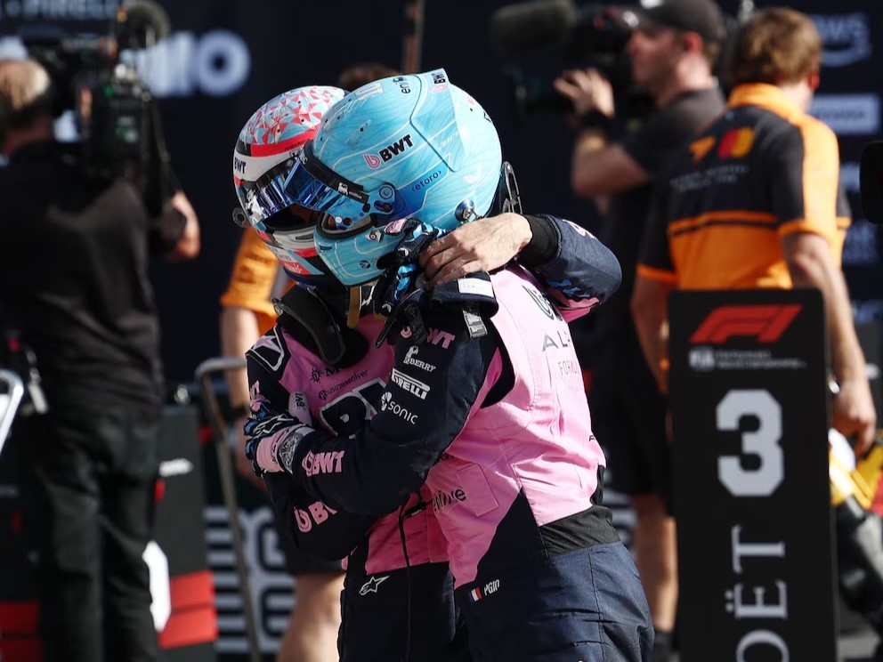 Gasly y Colapinto se saludan tras la gran clasificación del equipo Alpine. (Crédito: Reuters)
