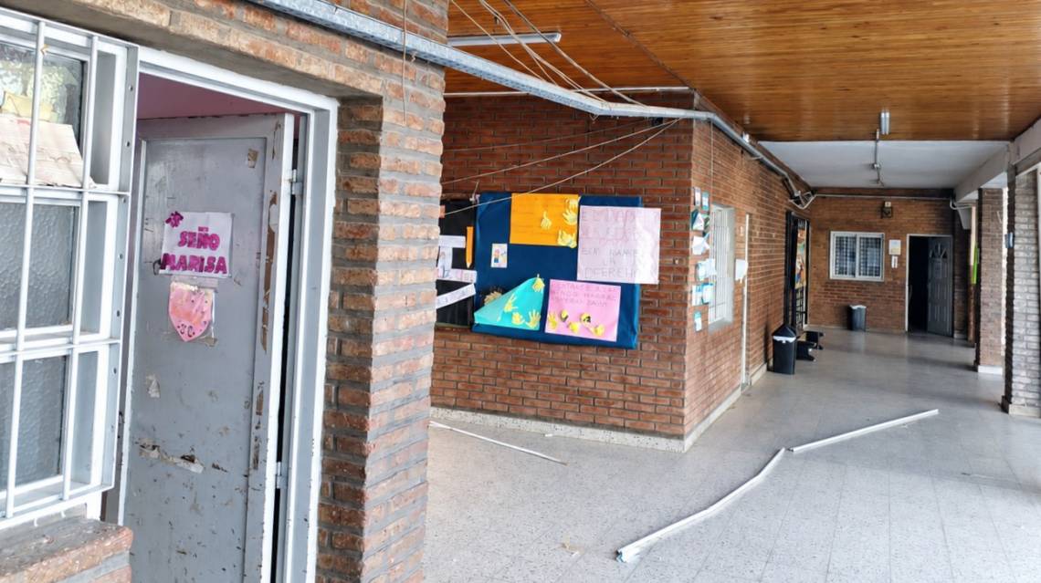 Los autores del hecho provocaron importantes destrozos y sustrajeron cables de distintos sectores de la escuela.