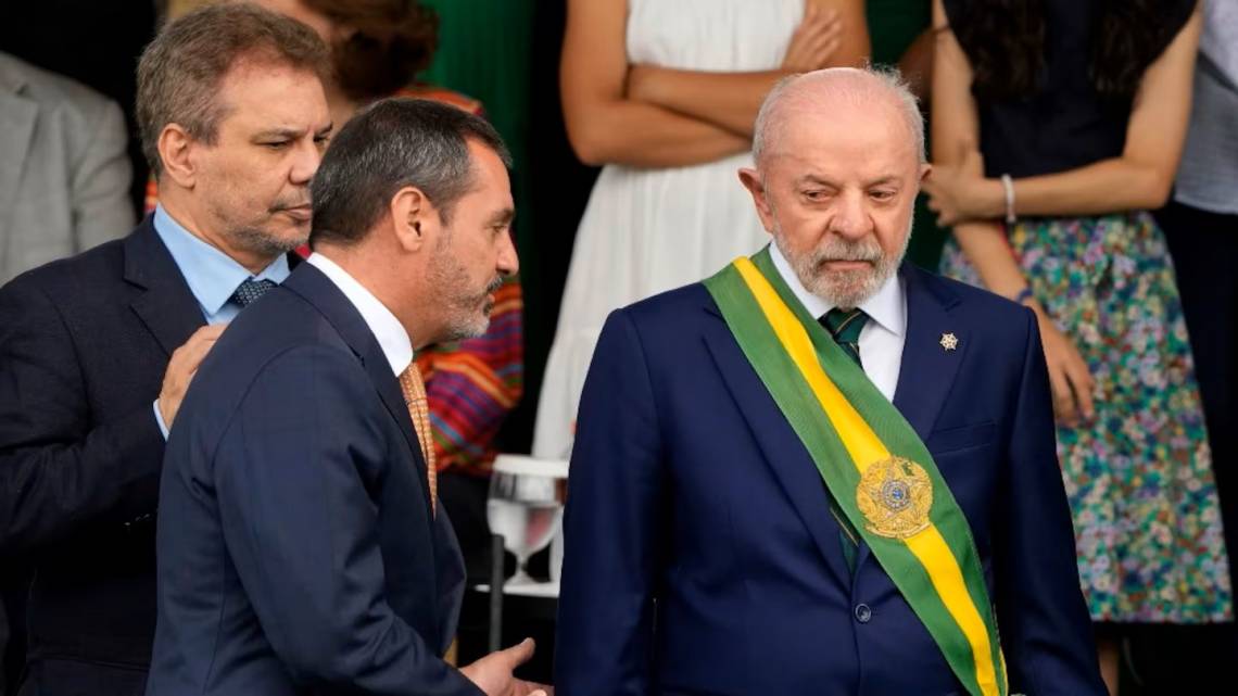 Luiz Inacio Lula da Silva junto al director de la Policía Federal, Andrei Rodrigues (Foto: AP)