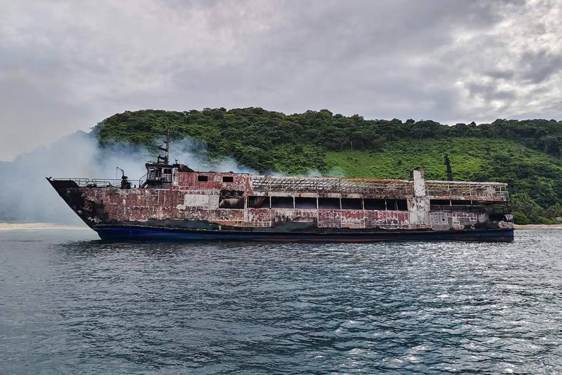 Así quedó el ferry incendiado en Filipinas. (Crédito: AFP)