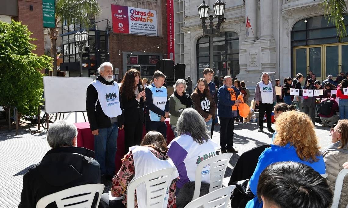 Clases públicas en la Peatonal para reclamar por el financiamiento universitario. (Crédito: Fñavio Raina - El Litoral)