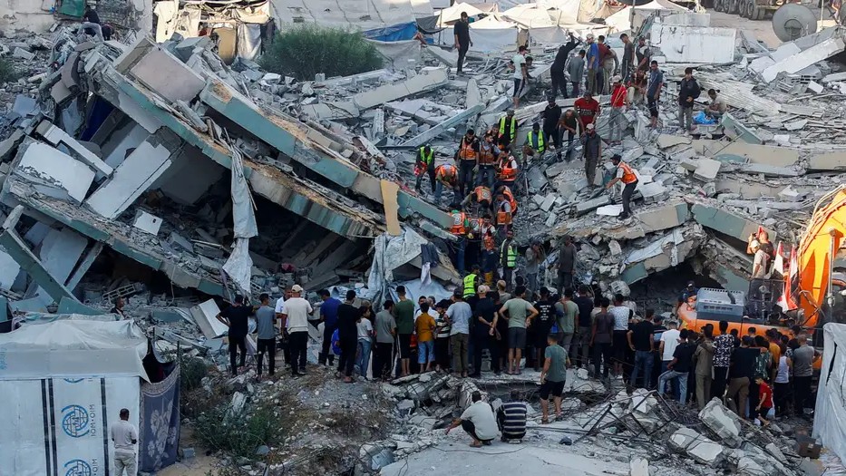 Al menos 20 personas murieron y alrededor de 60 están desaparecidas tras el derrumbe de un edificio residencial de seis plantas en Gaza. (Crédito: Mahmoud Issa/REUTERS)