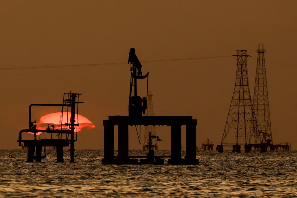 El petróleo vuelve a subir tras el rechazo de Trump al plan de Irán sobre el estrecho de Ormuz.