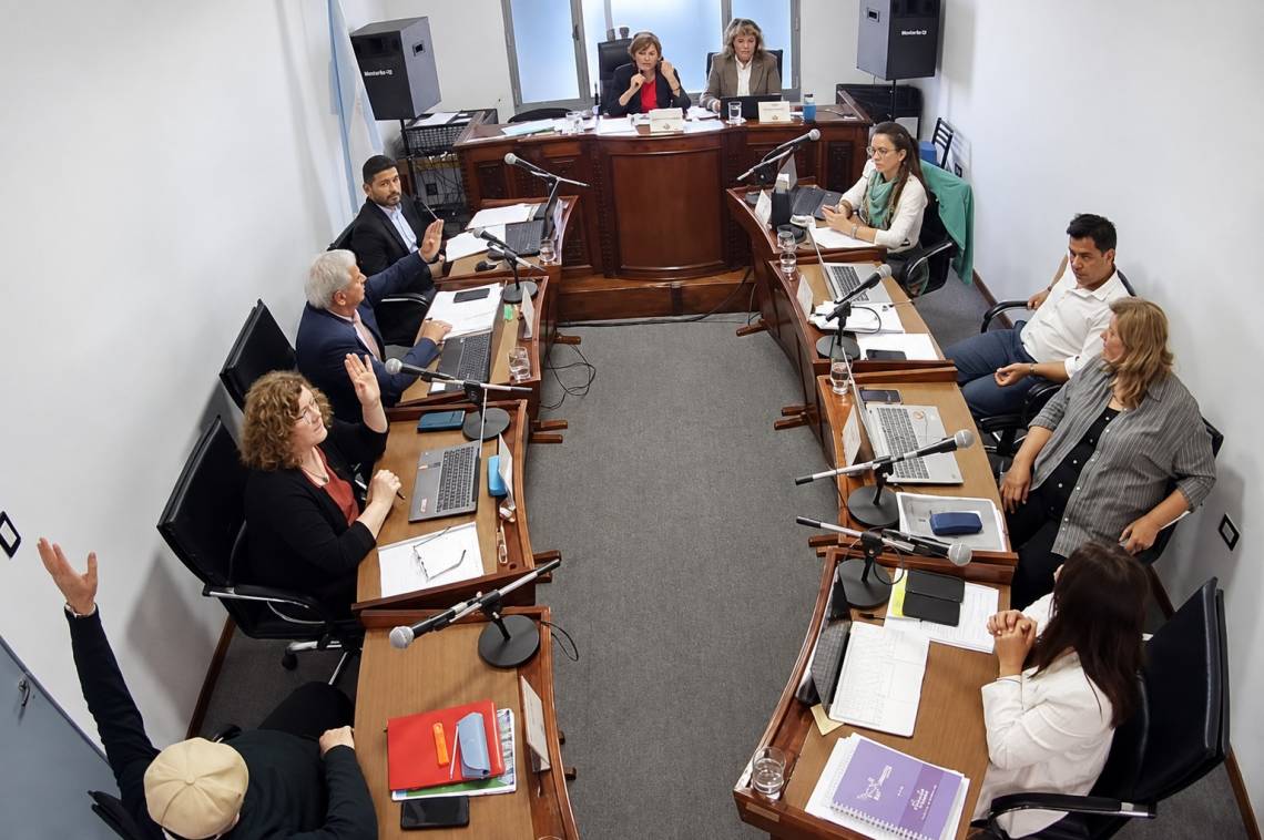 Momento de la votación en el Concejo Municipal, donde se aprobó el pase a comisiones del proyecto de traspaso a ASSA, con preferencia para su tratamiento en la próxima sesión.