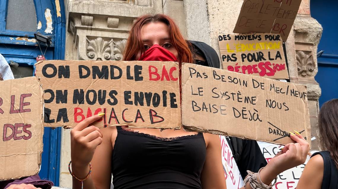 Estudiantes bloquean la entrada del Liceo Voltaire en París, Francia, este 1 de octubre de 2026. (Crédito: AP)