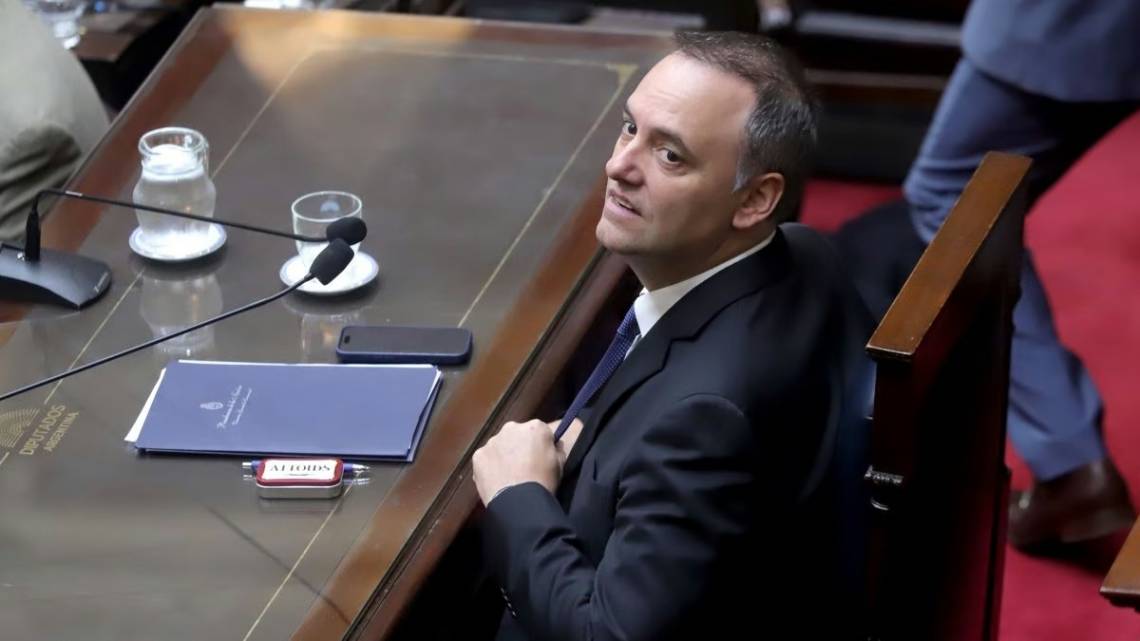 La Justicia verifica las ocho billeteras de Bitcoin que Adorni presentó en la causa.