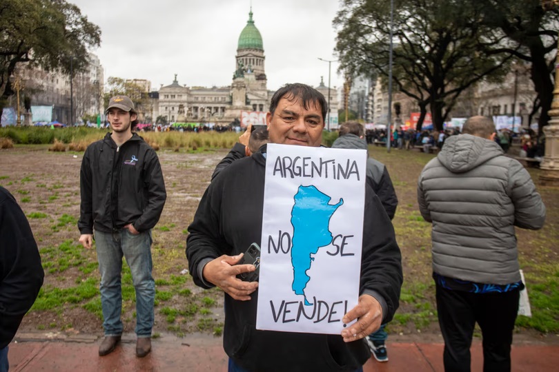 Organizaciones sociales y gremiales marchan a Tribunales por el fallo sobre la Ley de Tierras