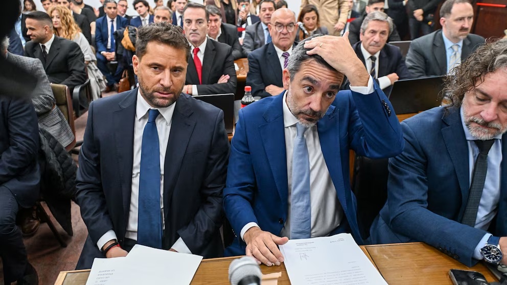 Los fiscales Patricio Ferrari y Cosme Iribarren abrieron la audiencia de alegatos en el juicio por la muerte de Maradona. (Crédito: Infobae)
