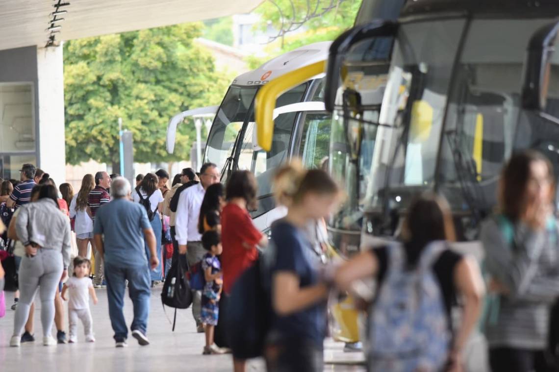 Fin de semana largo: viajaron casi 1,5 millones de turistas, pero cayó el gasto real