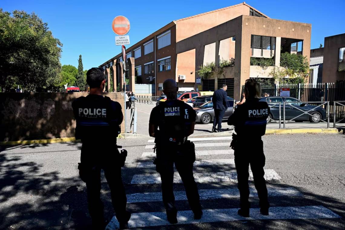 Policías franceses custodian el colegio donde se produjo el incidente. (Crédito: AFP)