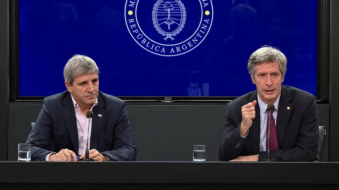 Reclaman la detención de Caputo y Bausili por operaciones con derivados de oro del BCRA