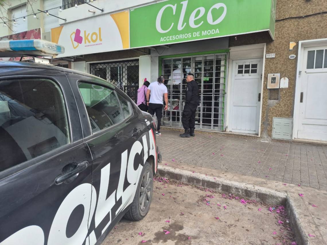 Inseguridad en el centro: destrozaron la vidriera de un local de accesorios de moda. (Crédito: STD)