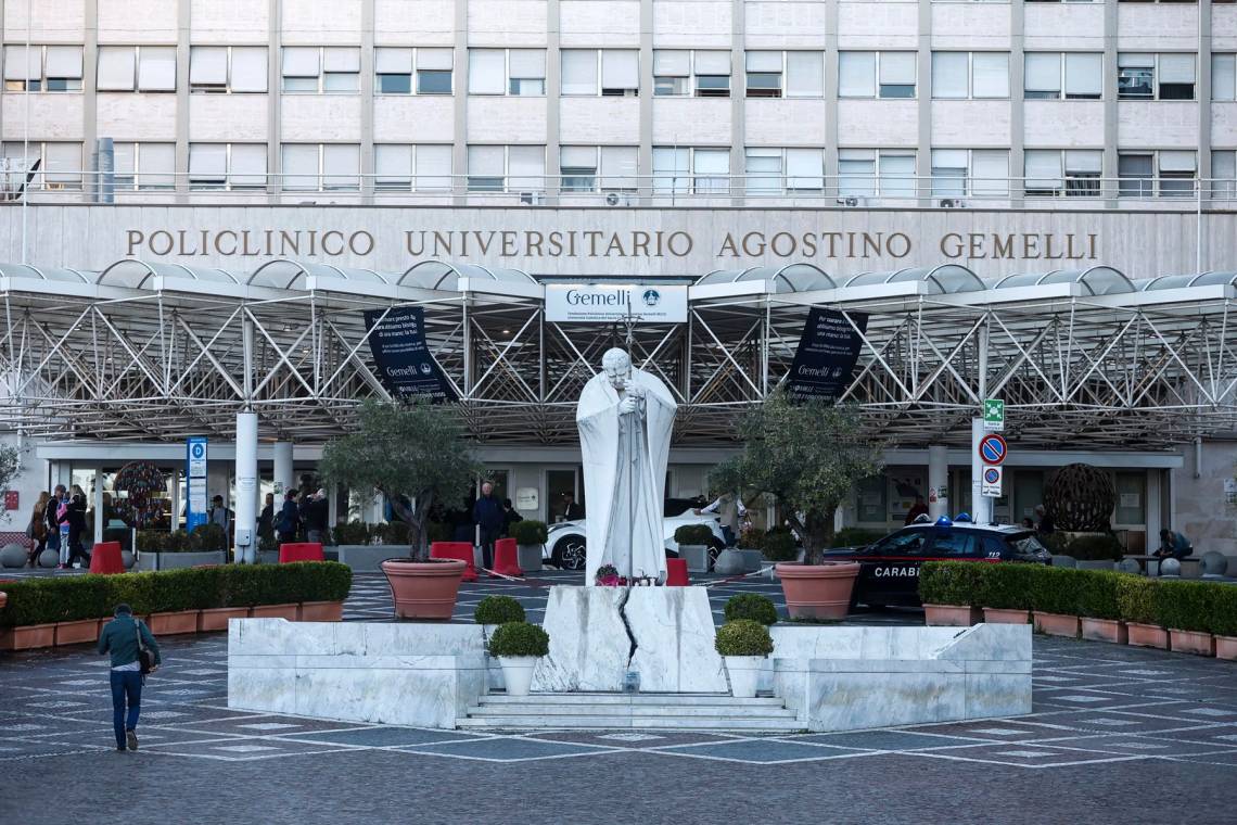 El Vaticano anunció que el Papa León XIV recibió el alta y abandona el Hospital Gemelli.