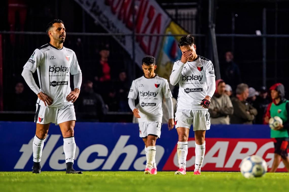 La desazón de los jugadores de Colón tras el empate 2-2 ante Almirante Brown en el Brigadier López. (Crédito: El Litoral)