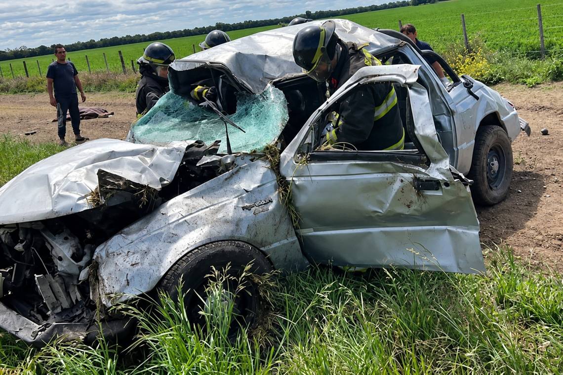 Bomberos trabajan sobre la camioneta que volcó en la Ruta Nacional 34, entre Rafaela y Sunchales. El siniestro dejó dos personas fallecidas y otras dos heridas.