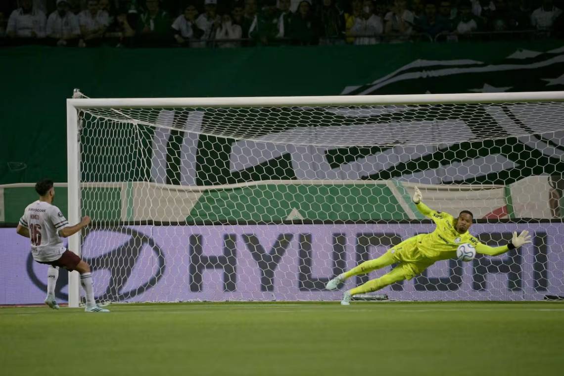 El arquero de Palmeiras tapó un penal y fue clave para la clasificación de su equipo. (Crédito: AFP)