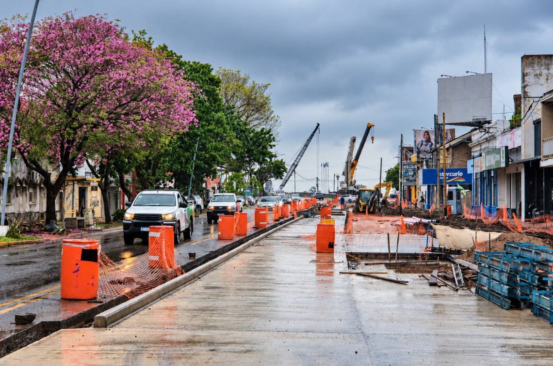 Avanza la construcción de la nueva calzada de avenida 7 de Marzo, en el acceso al nuevo puente. (Crédito: STD)