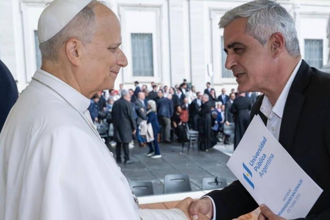 Franco Bartolacci, presidente del CIN, entregó el documento al Papa.