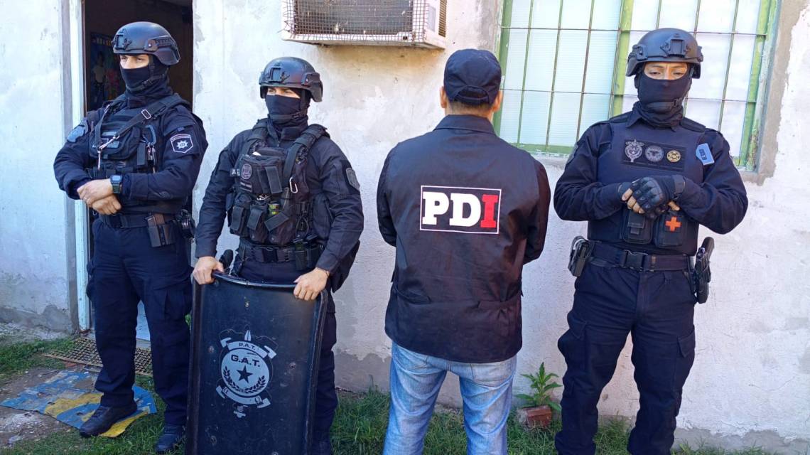 La PDI realizó distintos allanamientos mientras se investiga un robo e incendio a una vivienda en Sauce Viejo.