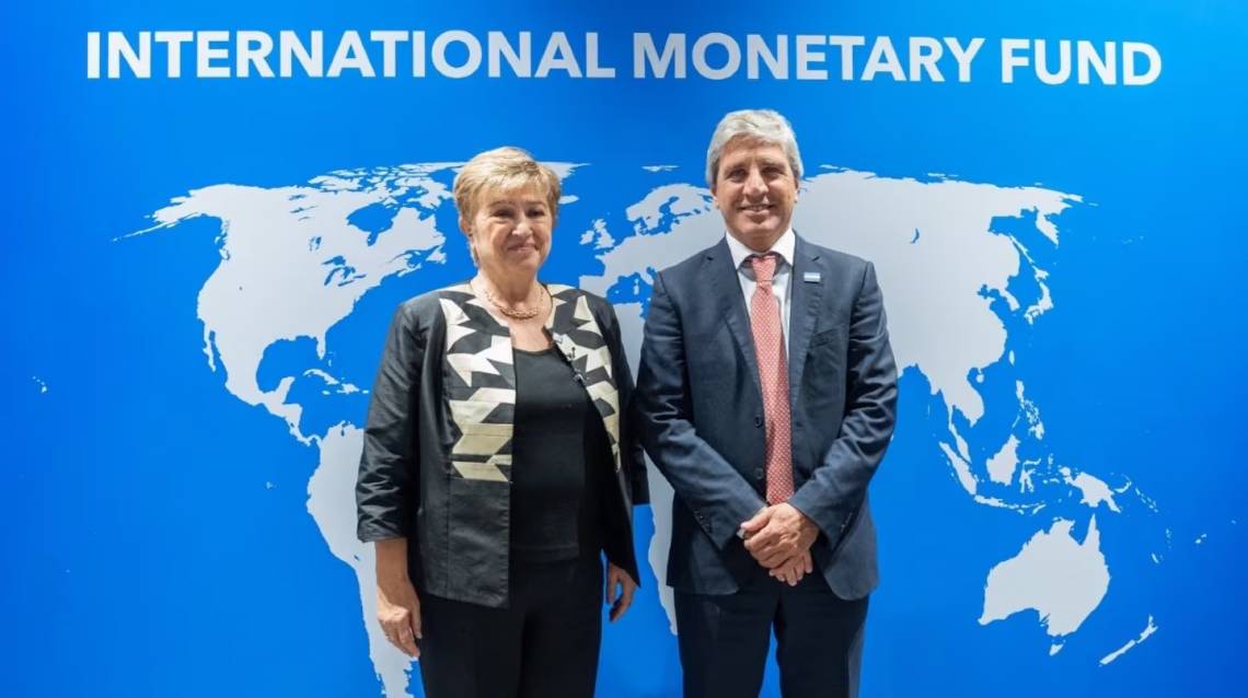 El ministro de Economía, Luis Caputo, y la titular del FMI, Kristalina Georgieva.