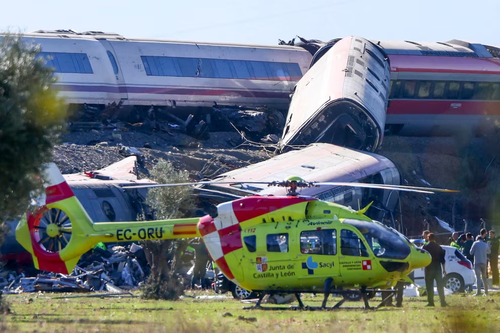 Dos trenes de alta velocidad chocaron en España y dejaron al menos 46 muertos. (Crédito: EFE)