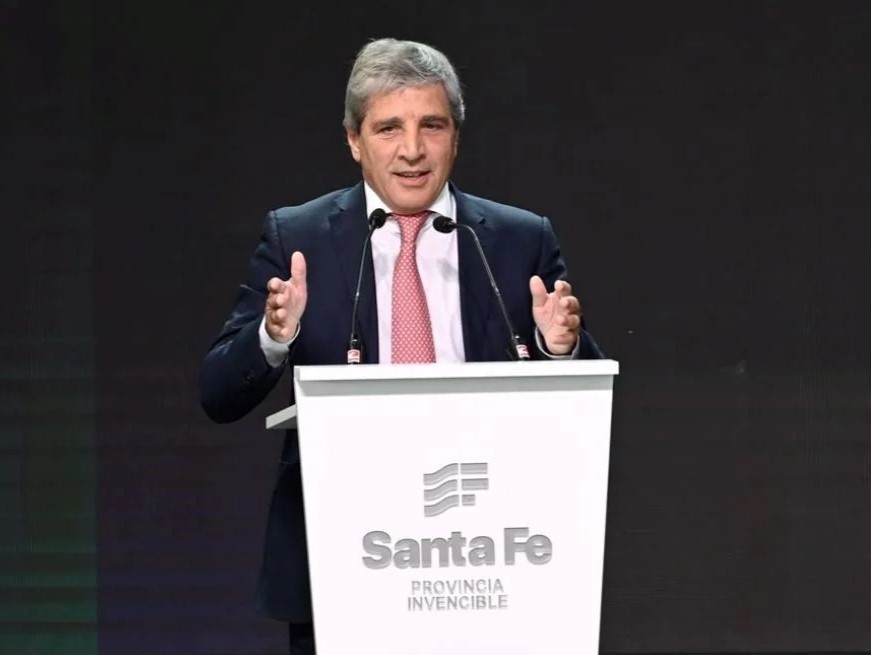 En Rosario, Caputo aseguró que las inversiones del RIGI evitarán problemas con el dólar